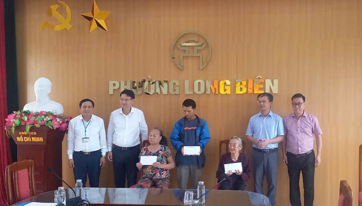 Phường Long Biên phối hợp chi trả hỗ trợ cho 03 hộ cận nghèo theo tiêu chuẩn Trung ương, nhân dịp kỷ niệm 80 năm Cách mạng tháng Tám và Quốc khánh 02/9.- Ảnh 2.