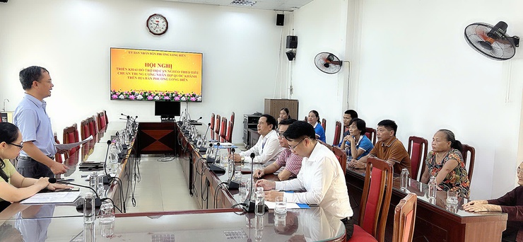 Phường Long Biên phối hợp chi trả hỗ trợ cho 03 hộ cận nghèo theo tiêu chuẩn Trung ương, nhân dịp kỷ niệm 80 năm Cách mạng tháng Tám và Quốc khánh 02/9.- Ảnh 1.