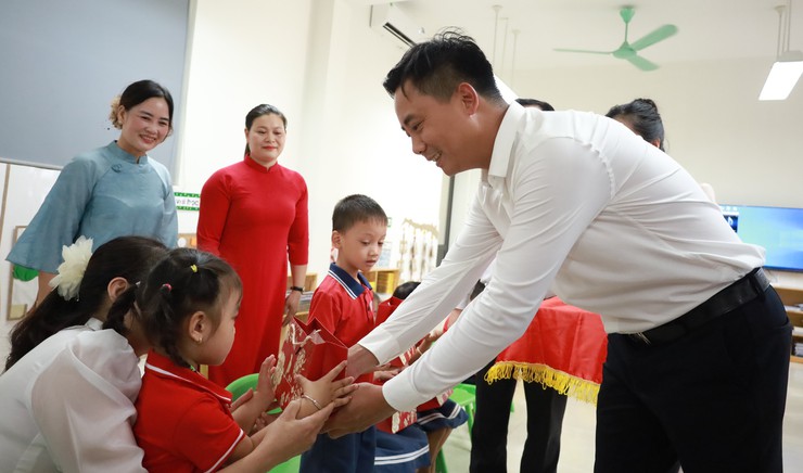 Sở Giáo dục và Đào tạo Hà Nội làm việc với xã đảo Minh Châu: Chung tay tháo gỡ khó khăn, nâng cao chất lượng giáo dục- Ảnh 7.