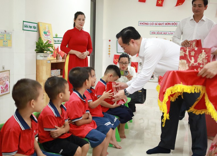 Sở Giáo dục và Đào tạo Hà Nội làm việc với xã đảo Minh Châu: Chung tay tháo gỡ khó khăn, nâng cao chất lượng giáo dục- Ảnh 6.
