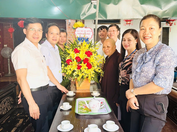 Phường Đông Ngạc (Thành phố Hà Nội): Thăm, tặng quà các cơ sở tôn giáo nhân dịp Lễ Vu Lan năm 2025- Ảnh 1.
