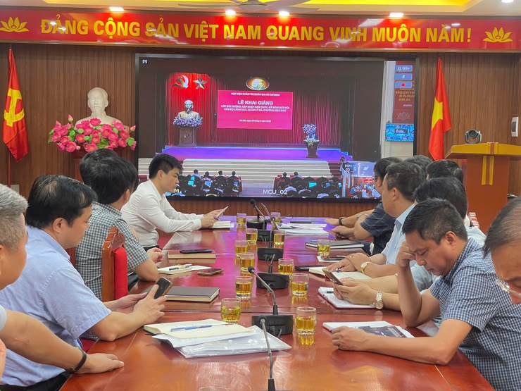 Các đồng chí Lãnh đạo xã Vĩnh Thanh tham lớp bồi dưỡng, cập nhật kiến thức kỹ năng đối với cán bộ lãnh đạo, quản lý xã, phường, đặc khu do Học viện Chính trị Quốc gia Hồ Chí Minh khai giảng.- Ảnh 1.