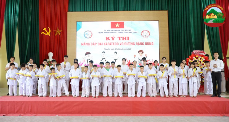 Xã Phú Cát tổ chức kỳ thi lên đai Karate cho 200 võ sinh- Ảnh 16.