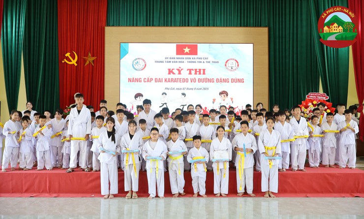 Xã Phú Cát tổ chức kỳ thi lên đai Karate cho 200 võ sinh- Ảnh 18.