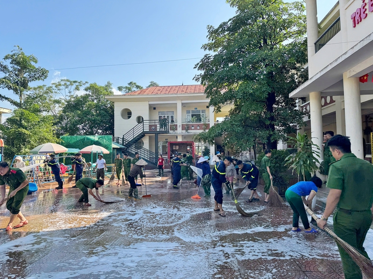 Xã Xuân Mai ra quân tông vệ sinh môi trường sau ngập úng- Ảnh 1.