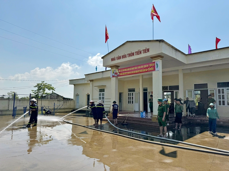 Xã Xuân Mai ra quân tông vệ sinh môi trường sau ngập úng- Ảnh 8.