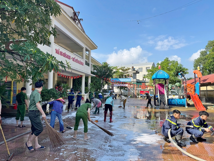 Xã Xuân Mai ra quân tông vệ sinh môi trường sau ngập úng- Ảnh 9.