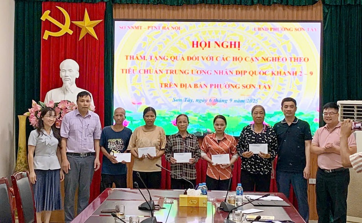 SỞ NÔNG NGHIỆP VÀ PHÁT TRIỂN NÔNG THÔN HÀ NỘI THĂM, TẶNG QUÀ HỘ NGHÈO TẠI PHƯỜNG SƠN TÂY, TÙNG THIỆN VÀ XÃ ĐOÀI PHƯƠNG- Ảnh 1.