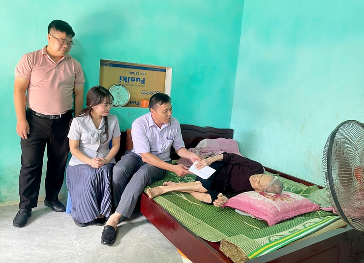 SỞ NÔNG NGHIỆP VÀ PHÁT TRIỂN NÔNG THÔN HÀ NỘI THĂM, TẶNG QUÀ HỘ NGHÈO TẠI PHƯỜNG SƠN TÂY, TÙNG THIỆN VÀ XÃ ĐOÀI PHƯƠNG- Ảnh 2.