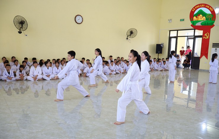Xã Phú Cát tổ chức kỳ thi lên đai Karate cho 200 võ sinh- Ảnh 7.