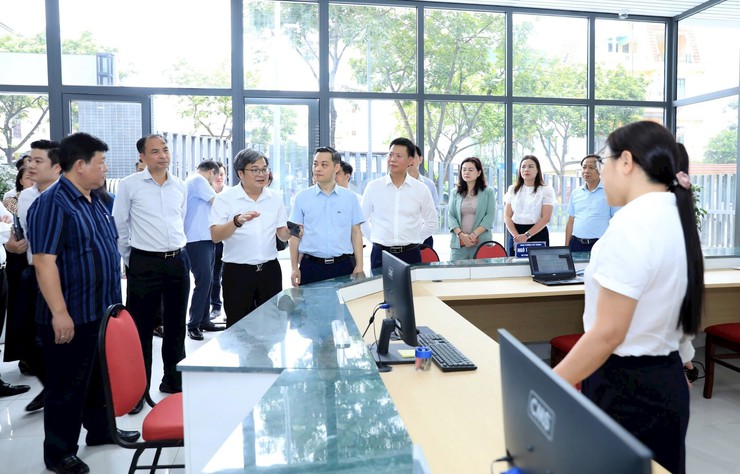 Công nghệ số giúp người dân giải quyết thủ tục hành chính trực tuyến nhanh chóng, thuận tiện- Ảnh 1.