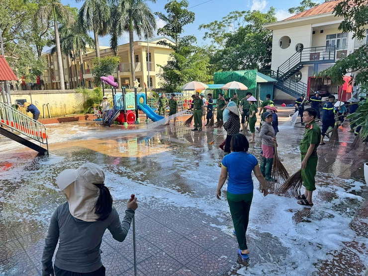 Xã Xuân Mai ra quân tông vệ sinh môi trường sau ngập úng- Ảnh 2.