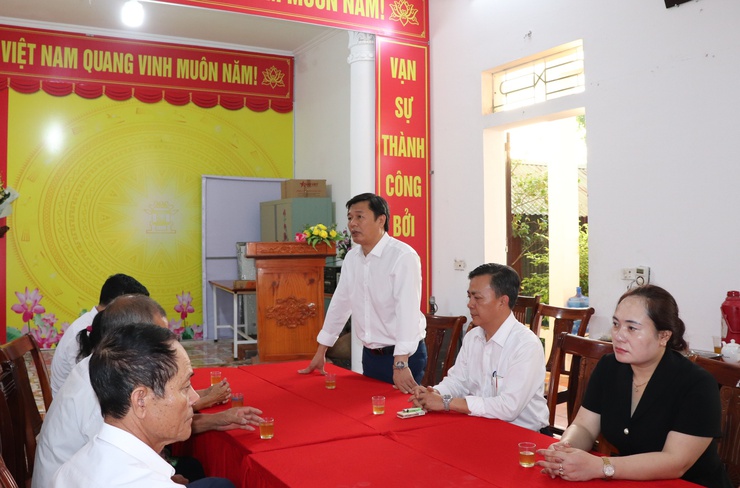 Ủy ban Mặt trận tổ quốc Việt Nam xã Phú Nghĩa trao tặng 30 triệu đồng hỗ trợ sửa chữa nhà cho hộ bà Trần Thị Quýt ở thôn Lương Sơn- Ảnh 1.