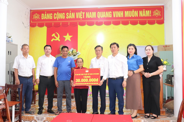 Ủy ban Mặt trận tổ quốc Việt Nam xã Phú Nghĩa trao tặng 30 triệu đồng hỗ trợ sửa chữa nhà cho hộ bà Trần Thị Quýt ở thôn Lương Sơn- Ảnh 2.