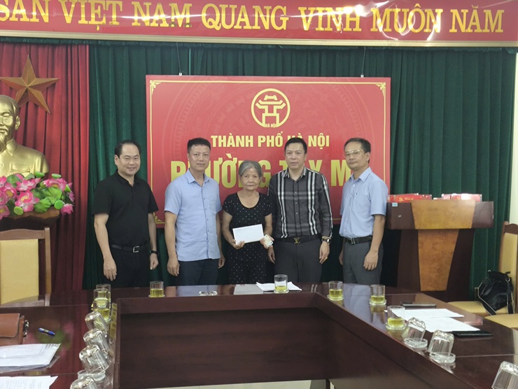 ĐOÀN CÔNG TÁC SỞ NÔNG NGHIỆP VÀ MÔI TRƯỜNG HÀ NỘI TRAO QUÀ HỖ TRỢ HỘ CẬN NGHÈO TẠI PHƯỜNG TÂY MỖ- Ảnh 1.