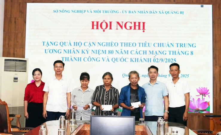 Sở Nông nghiệp và Môi trường Thành phố Hà Nội trao quà cho 03 hộ cận nghèo ở xã Quảng Bị- Ảnh 3.