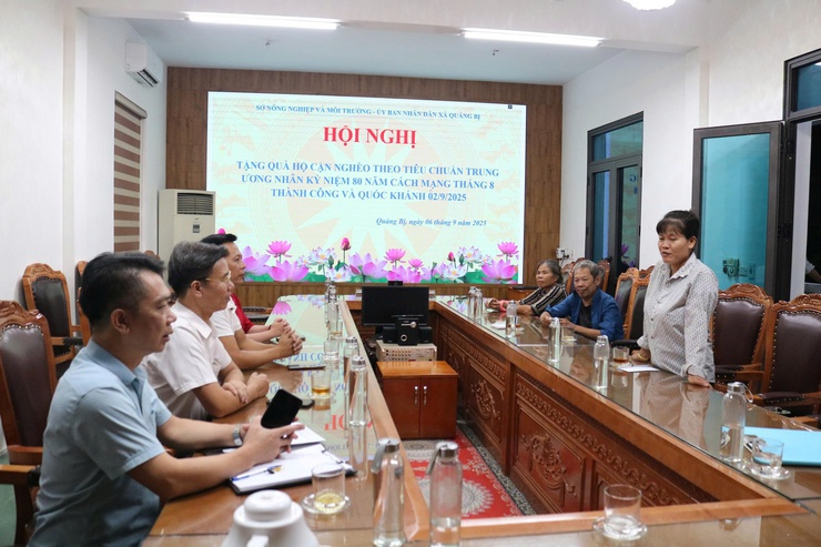 Sở Nông nghiệp và Môi trường Thành phố Hà Nội trao quà cho 03 hộ cận nghèo ở xã Quảng Bị- Ảnh 2.