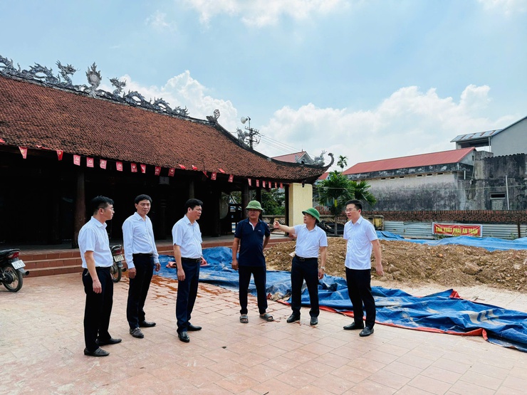 Lãnh đạo UBND xã kiểm tra tiến độ các công trình xây dựng và công tác y tế trên địa bàn- Ảnh 5.
