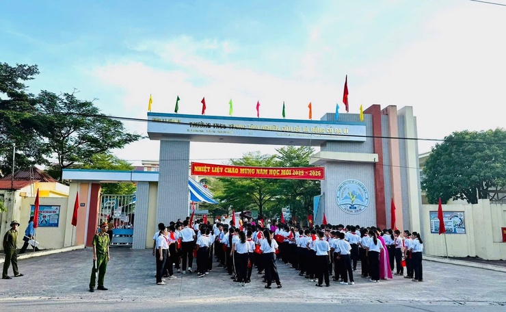 CÔNG AN XÃ YÊN BÀI TĂNG CƯỜNG CÔNG TÁC ĐẢM BẢO AN TOÀN GIAO THÔNG TRONG NGÀY KHAI GIẢNG NĂM HỌC 2025 – 2026- Ảnh 3.