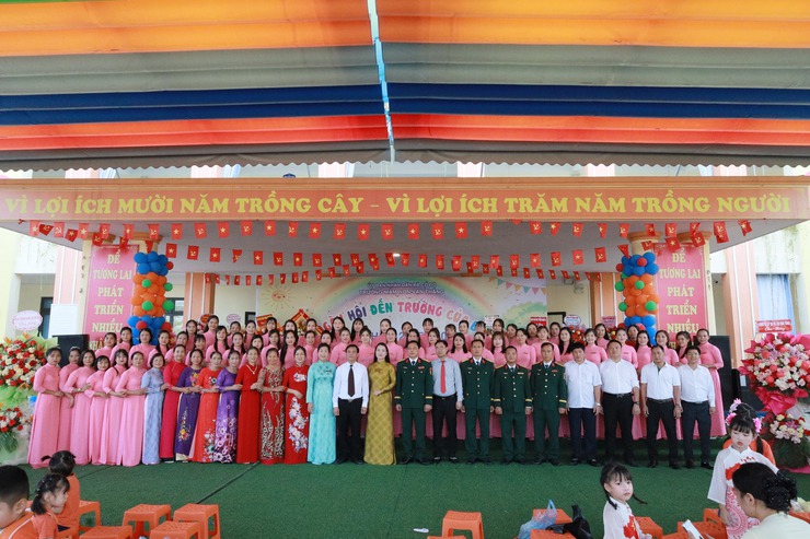 Lãnh đạo xã Cổ Đô dự khai giảng năm học mới tại trường Mầm non Vạn Thắng.- Ảnh 2.