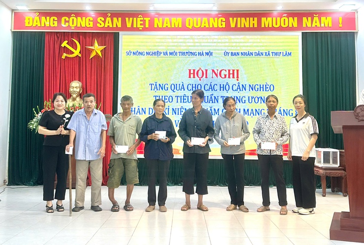 Sở Nông nghiệp và Môi trường Hà Nội phối hợp cùng UBND xã Thư Lâm tổ chức hội nghị tặng quà cho các hộ cận nghèo theo tiêu chuẩn Trung ương năm 2025.- Ảnh 4.