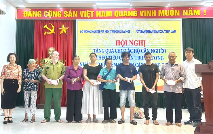 Sở Nông nghiệp và Môi trường Hà Nội phối hợp cùng UBND xã Thư Lâm tổ chức hội nghị tặng quà cho các hộ cận nghèo theo tiêu chuẩn Trung ương năm 2025.- Ảnh 5.