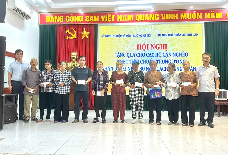 Sở Nông nghiệp và Môi trường Hà Nội phối hợp cùng UBND xã Thư Lâm tổ chức hội nghị tặng quà cho các hộ cận nghèo theo tiêu chuẩn Trung ương năm 2025.- Ảnh 3.