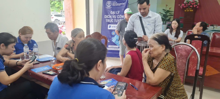 Hội nghị Bình dân học vụ số tại thôn Hà Hương, xã Thư Lâm đã thu hút đông đảo Nhân dân tham gia- Ảnh 1.