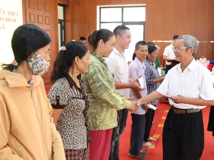 Lan tỏa tấm lòng nhân ái – 100 suất quà được trao tặng cho các gia đình có hoàn cảnh đặc biệt khó khăn trên địa bàn xã Bất Bạt- Ảnh 3.