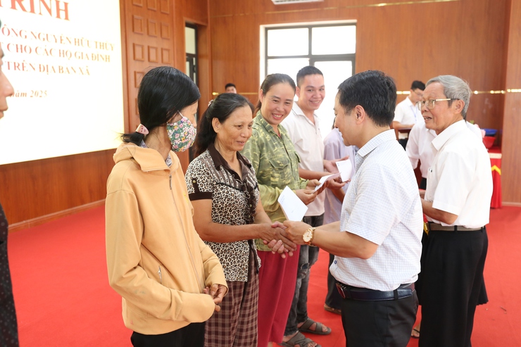 Lan tỏa tấm lòng nhân ái – 100 suất quà được trao tặng cho các gia đình có hoàn cảnh đặc biệt khó khăn trên địa bàn xã Bất Bạt- Ảnh 4.