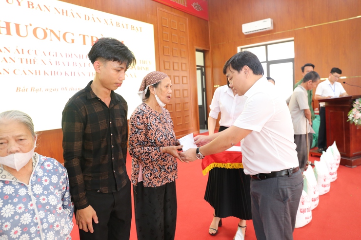 Lan tỏa tấm lòng nhân ái – 100 suất quà được trao tặng cho các gia đình có hoàn cảnh đặc biệt khó khăn trên địa bàn xã Bất Bạt- Ảnh 6.