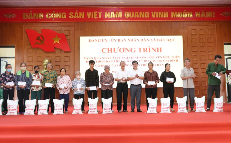 Lan tỏa tấm lòng nhân ái – 100 suất quà được trao tặng cho các gia đình có hoàn cảnh đặc biệt khó khăn trên địa bàn xã Bất Bạt- Ảnh 7.