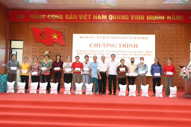 Lan tỏa tấm lòng nhân ái – 100 suất quà được trao tặng cho các gia đình có hoàn cảnh đặc biệt khó khăn trên địa bàn xã Bất Bạt- Ảnh 8.