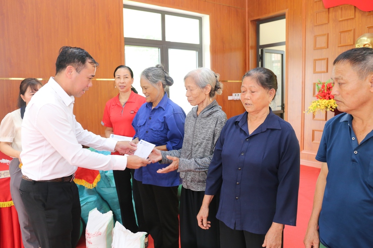 Lan tỏa tấm lòng nhân ái – 100 suất quà được trao tặng cho các gia đình có hoàn cảnh đặc biệt khó khăn trên địa bàn xã Bất Bạt- Ảnh 9.