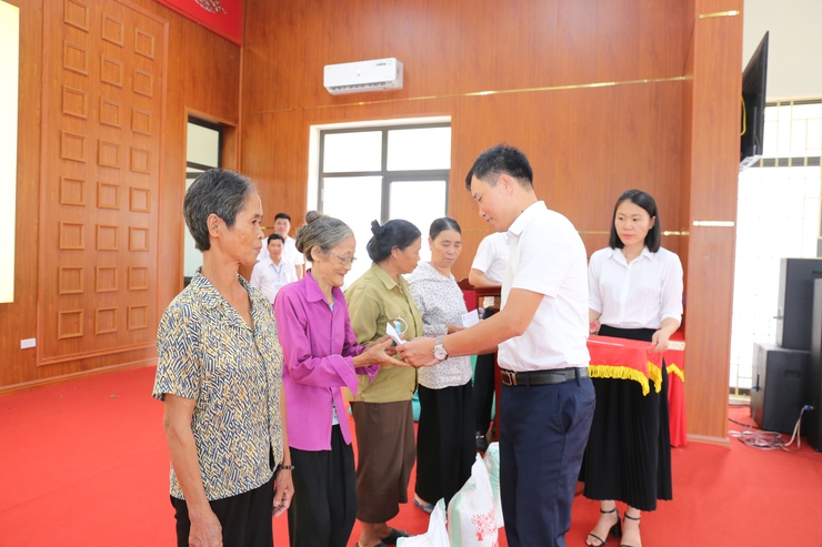 Lan tỏa tấm lòng nhân ái – 100 suất quà được trao tặng cho các gia đình có hoàn cảnh đặc biệt khó khăn trên địa bàn xã Bất Bạt- Ảnh 10.