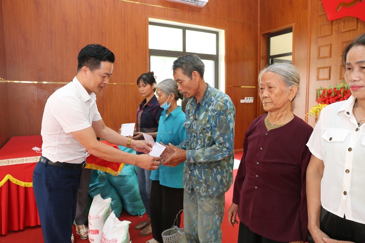 Lan tỏa tấm lòng nhân ái – 100 suất quà được trao tặng cho các gia đình có hoàn cảnh đặc biệt khó khăn trên địa bàn xã Bất Bạt- Ảnh 12.