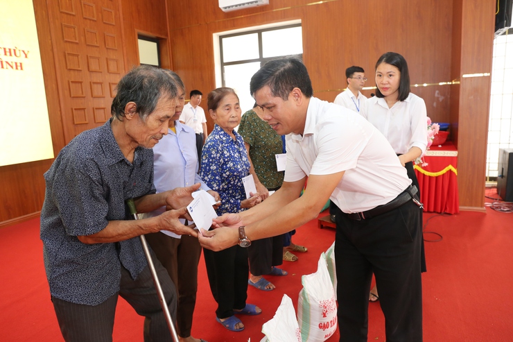 Lan tỏa tấm lòng nhân ái – 100 suất quà được trao tặng cho các gia đình có hoàn cảnh đặc biệt khó khăn trên địa bàn xã Bất Bạt- Ảnh 13.