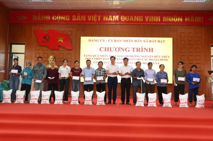 Lan tỏa tấm lòng nhân ái – 100 suất quà được trao tặng cho các gia đình có hoàn cảnh đặc biệt khó khăn trên địa bàn xã Bất Bạt- Ảnh 14.