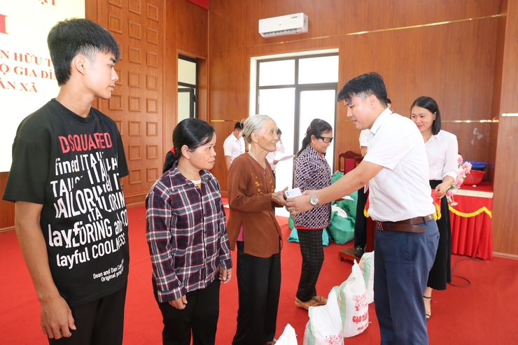 Lan tỏa tấm lòng nhân ái – 100 suất quà được trao tặng cho các gia đình có hoàn cảnh đặc biệt khó khăn trên địa bàn xã Bất Bạt- Ảnh 15.