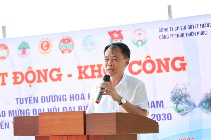 Thôn Văn Lôi phát động – khởi công xây dựng tuyến đường hoa kiểu mẫu chào mừng Đại hội MTTQ Việt Nam xã nhiệm kỳ 2025 – 2030- Ảnh 2.