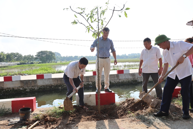 Thôn Văn Lôi phát động – khởi công xây dựng tuyến đường hoa kiểu mẫu chào mừng Đại hội MTTQ Việt Nam xã nhiệm kỳ 2025 – 2030- Ảnh 4.