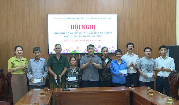 Sở Nông nghiệp và Môi trường TP Hà Nội trao quà hỗ trợ hộ cận nghèo tại xã Phúc Lộc- Ảnh 2.