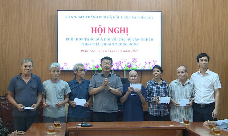 Sở Nông nghiệp và Môi trường TP Hà Nội trao quà hỗ trợ hộ cận nghèo tại xã Phúc Lộc- Ảnh 3.