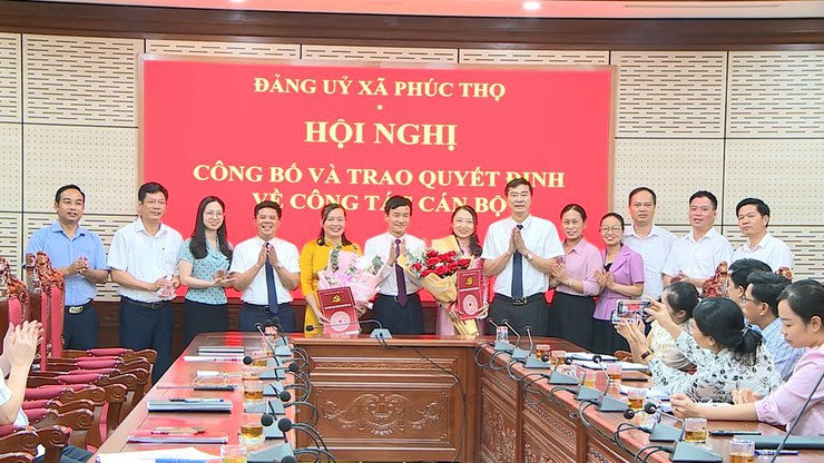 Xã Phúc Thọ công bố các quyết định về công tác cán bộ- Ảnh 2.