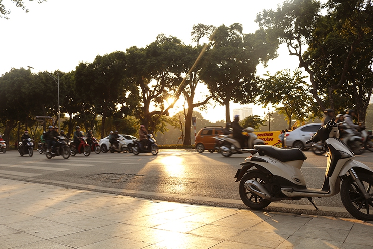 Hà Nội ngày 08/9/2025: Ngày nắng nóng, đêm có mưa vài nơi- Ảnh 1.