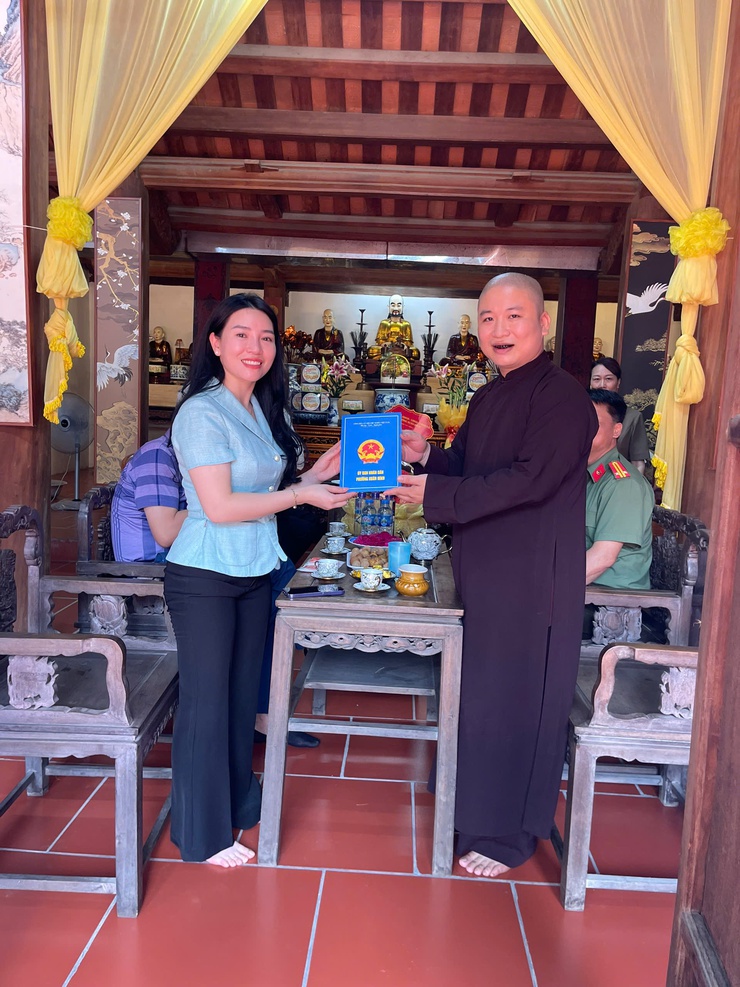 Phường Xuân Đỉnh tổ chức thăm hỏi, tặng quà các cơ sở tôn giáo nhân dịp Đại lễ Vu Lan 2025- Ảnh 3.