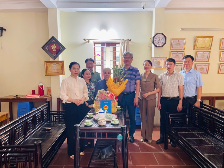 Phường Xuân Đỉnh tổ chức thăm hỏi, tặng quà các cơ sở tôn giáo nhân dịp Đại lễ Vu Lan 2025- Ảnh 4.