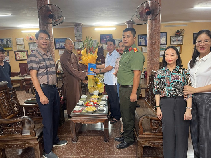 Phường Xuân Đỉnh tổ chức thăm hỏi, tặng quà các cơ sở tôn giáo nhân dịp Đại lễ Vu Lan 2025- Ảnh 2.