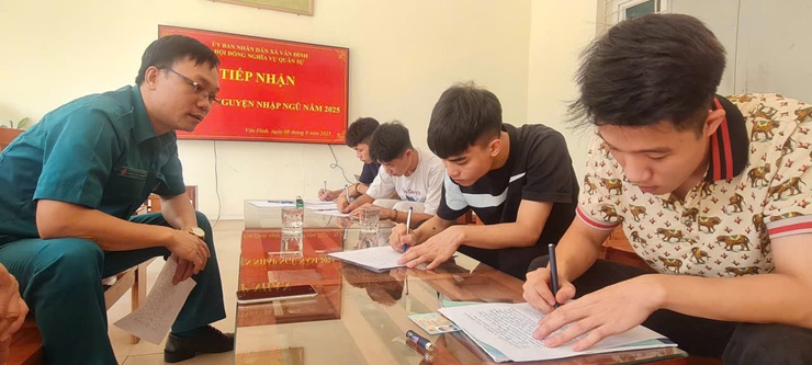 Xã Vân Đình: 6 Thanh niên Vân Đình hăng hái viết đơn tình nguyện nhập ngũ- Ảnh 1.