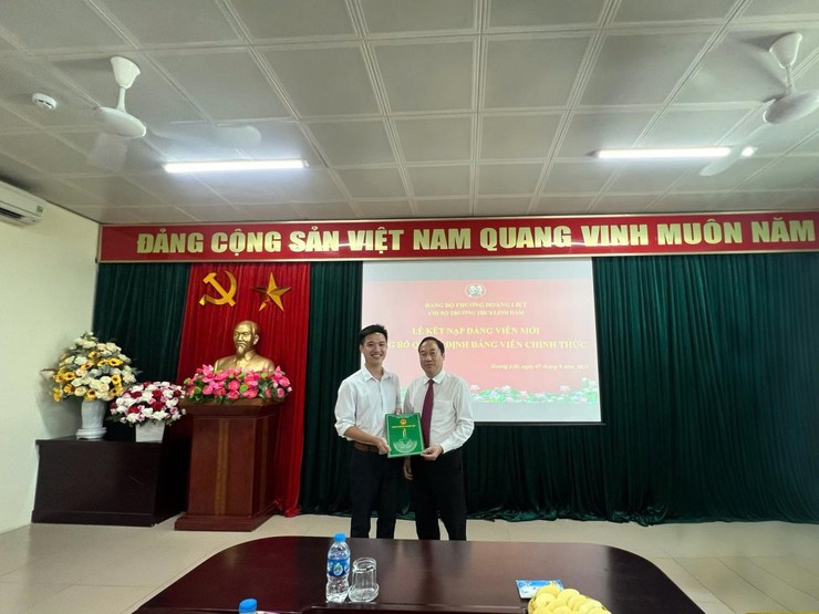 Chi bộ trường THCS Linh Đàm long trọng tổ chức lễ kết nạp đảng viên mới công nhận đảng viên chính thức- Ảnh 1.